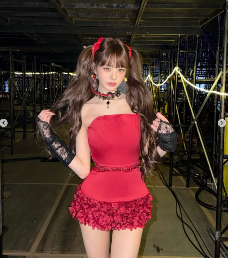  장원영, 레드 미니 드레스 입고 뽐낸 볼륨감 넘치는 매력!
