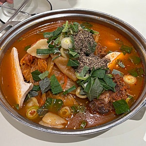 광화문 브레이크타임 없는 24시 족발, 감자탕 맛집 ‘족발야시장&무청감자탕 광화문점’ 내....