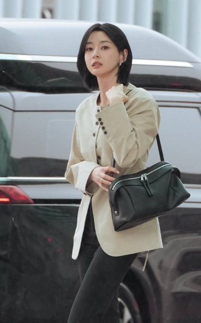 권나라 마네킹 비율 비결? 세로 단추 레이어드 마법