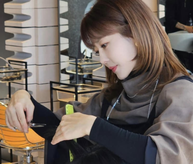  ️ "진짜 가위 잡았다!" 쥬얼리 이지현, 헤어 디자이너로 파격 변신... 내일 샵 오픈!