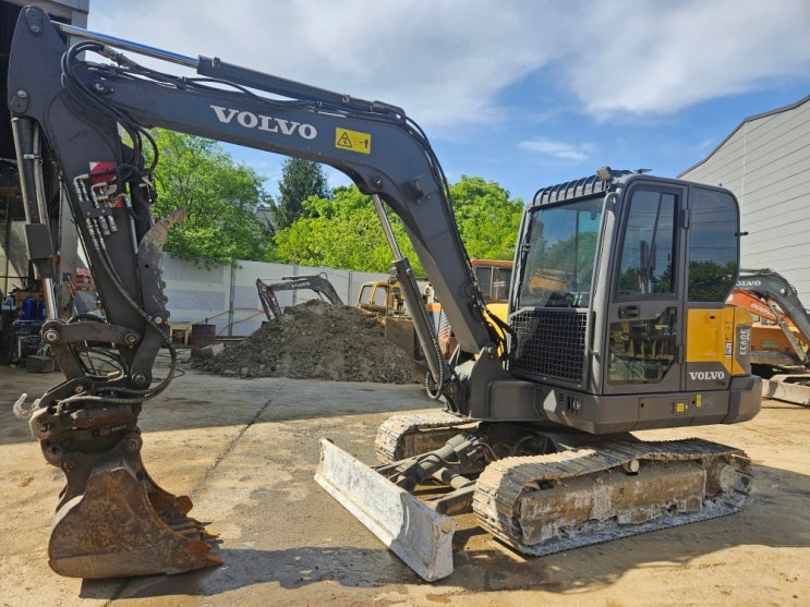  볼보 EC60E Pro 2023년식 가동4000 회전링크 코끼리집게 02 중고굴삭기
