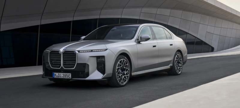"진화한 플래그십 세단" 2027 BMW 7시리즈 페이스리프트 정식 공개 l 정보 포토