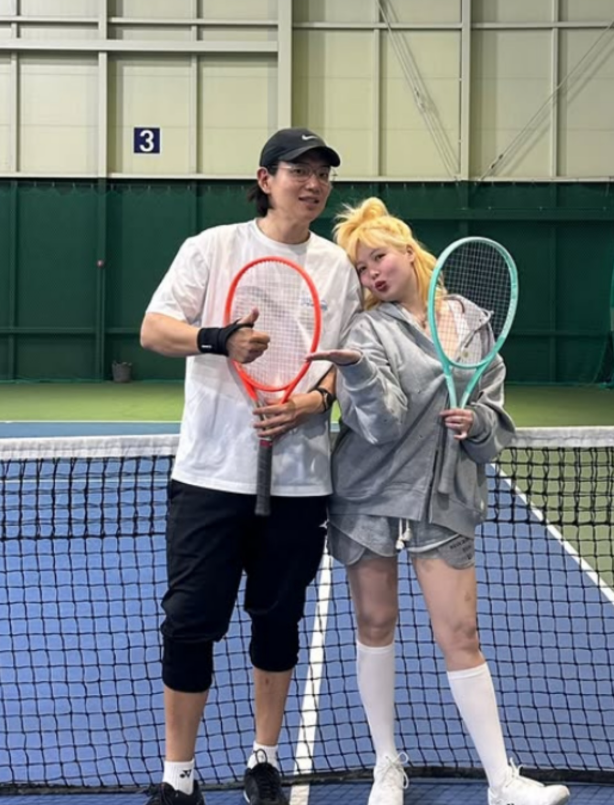  현아용준형, 테니스 데이트 근황 공개! 훈훈한 모습에 팬들 심쿵
