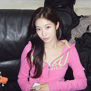 "Y2K 원피스 대신 이거"…카즈하 인스타 핑크 후드, 22,000원 홀리스터였다