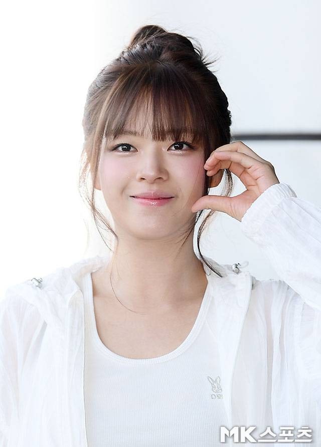 TWICE's Jeongyeon: Diet Success! 'Bone-Thin' Airport Fashion