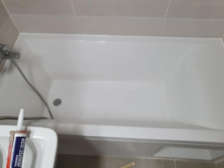  양산 한신더휴 노래진 욕실  욕조 테두리 실리콘 재시공