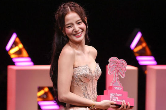  블랙핑크 지수, 칸 라이징스타 수상 당당한 모습 멋지다