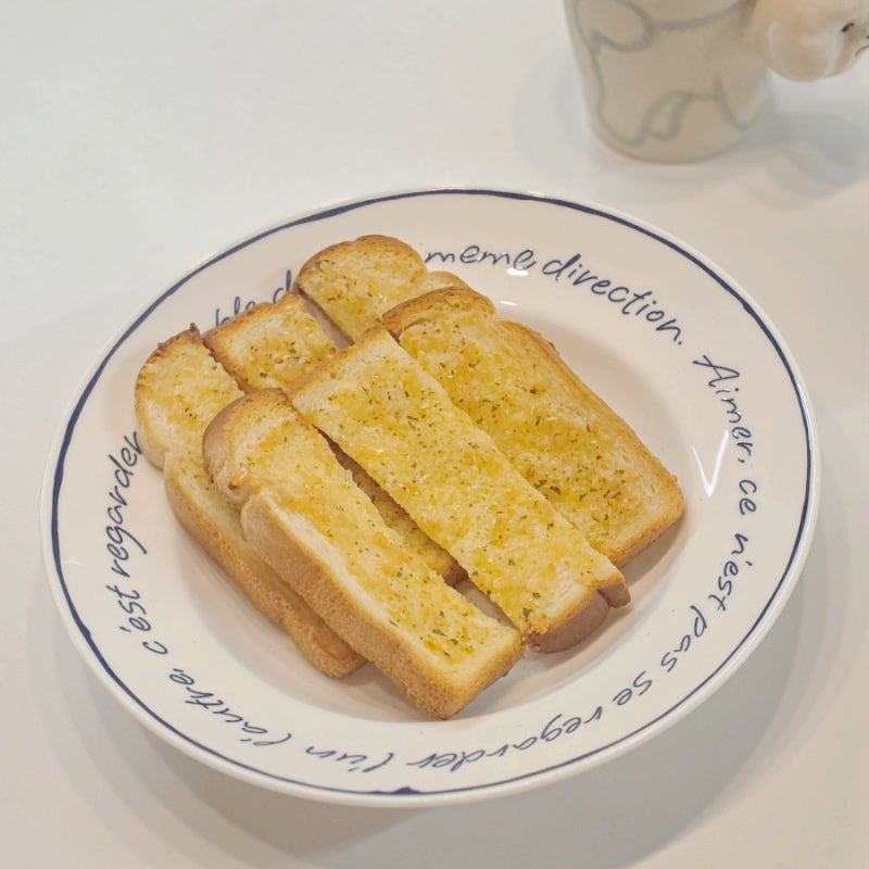 마늘빵 만들기 오븐 레시피 초간단 바삭한 식빵 요리 추천