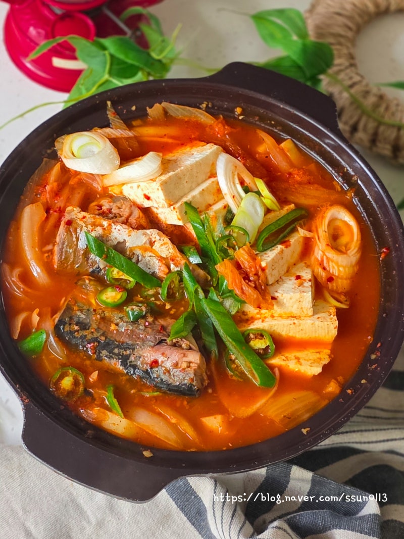 칼칼하고 담백한 고등어찌개 끓이는법 고등어김치찌개 레시피