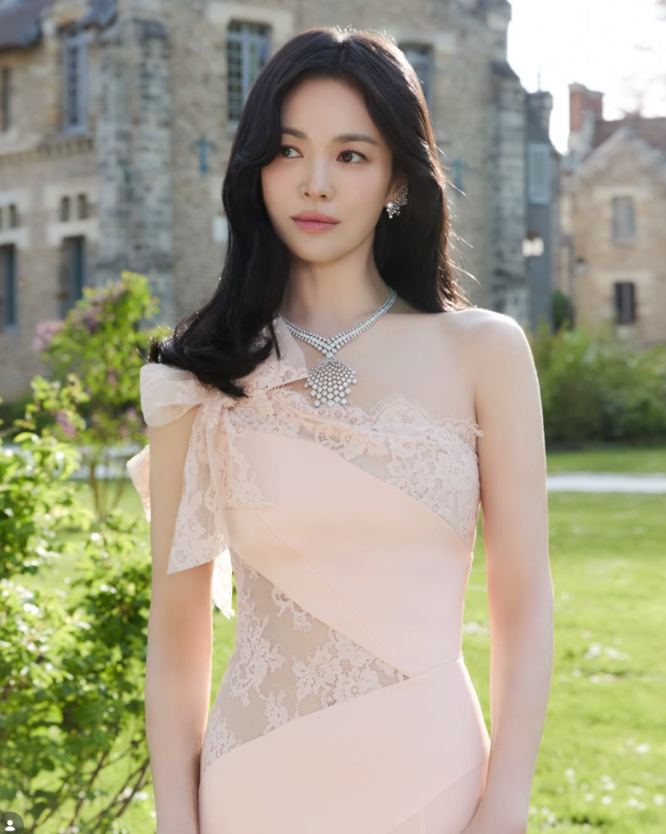  송혜교, 시스루 패션으로 파리서 여신 강림! 핑크 드레스 자태에 모두 반했죠