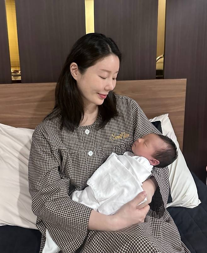  가수 나비, 둘째딸 '아인' 첫 공개! 불혹에 남매맘 된 감동 스토리 총정리