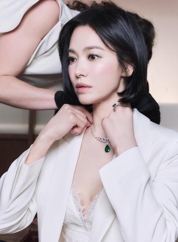  쇼메 목걸이는 거들뿐! 송혜교 역대급 시스루 드레스 룩