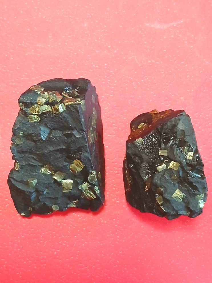  [광물 원석] 철길 위 유년의 조각, 무연탄 속 황철석 (Mineral Specimen:Pyrite in Anthracite)