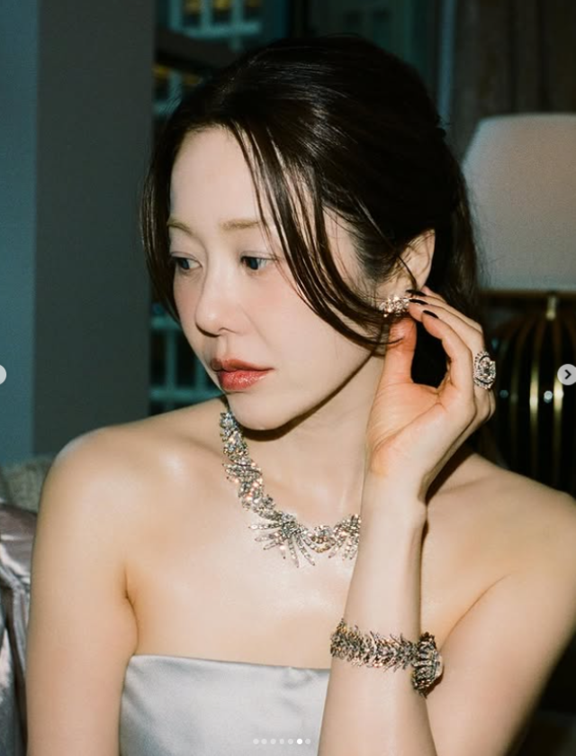 고현정, 수천만 원대 주얼리 휘감고 美 행사 등장! '극세사 몸매'에 드러난 목주름까지... 독....