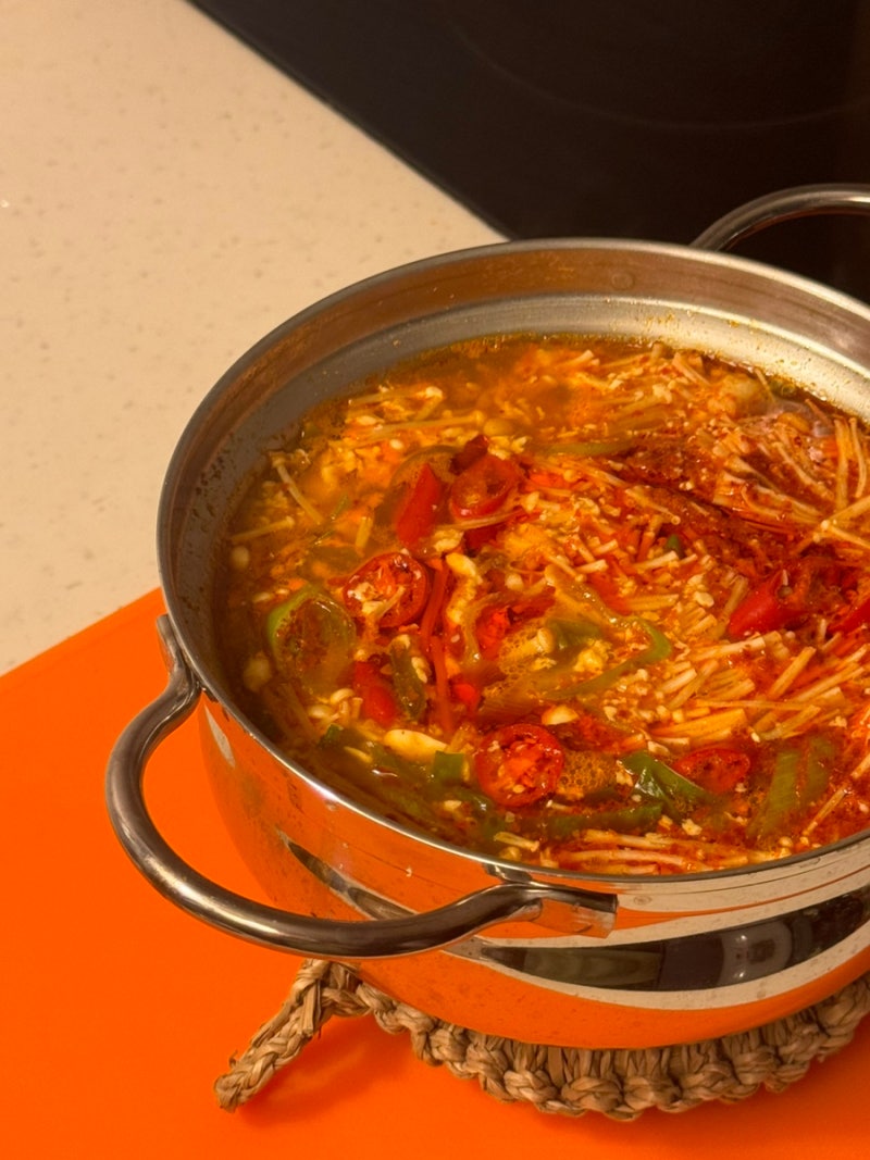 고추기름 내는법 기은세 순두부찌개 레시피 돼지고기 앞다리살 신김치 재료 양념 칼로리 끓....