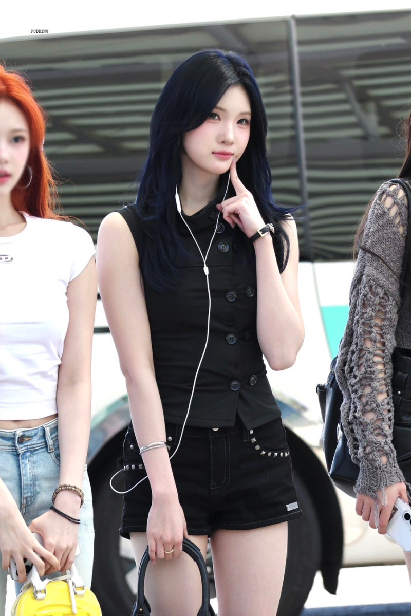 260426 하츠투하츠 하투하 주은 단추 셔링 나시 블라우스 터틀넥 버튼 블랙 탑 민소매 공항 옷....