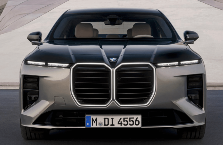  BMW 신형 7시리즈, 디자인 논란 속 '노이어 클라세' 논쟁의 중심에 서다