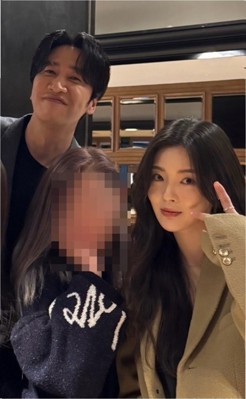 9년 열애 이광수♥이선빈, 한강 데이트 포착! '마케팅 아닌 봄날의 추억'