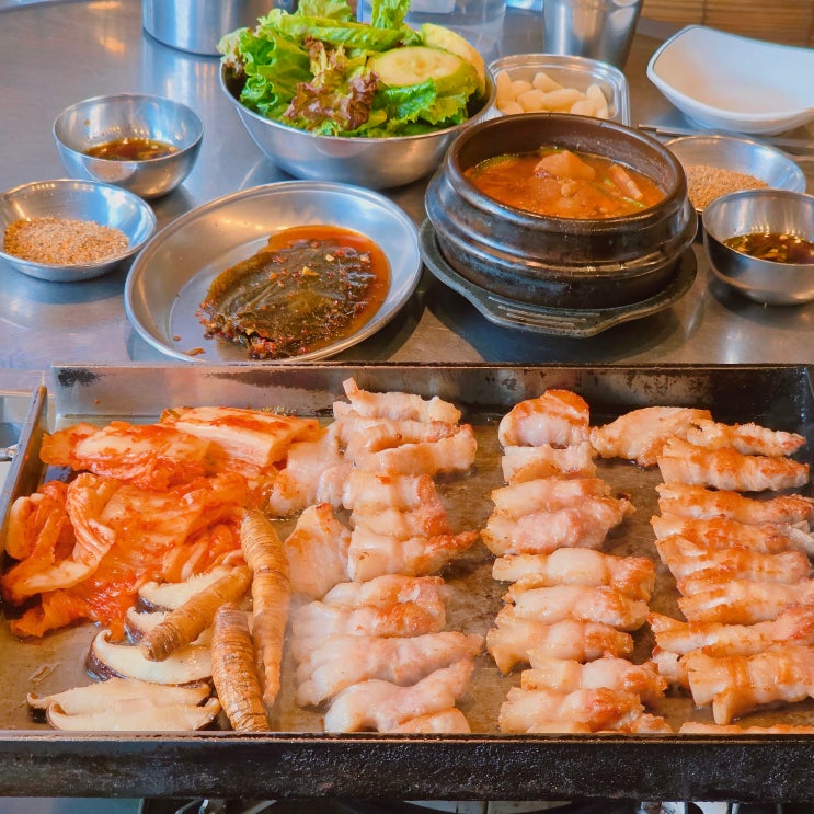  홍대입구역 삼겹살 맛집 홍구삼겹 다 구워져 나오는 홍대 고기집