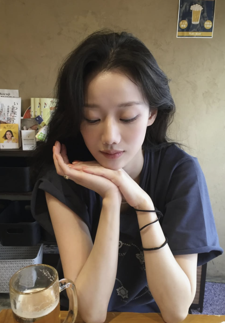  [셀럽패션] 이나은 일본 여행룩 힘 뺐는데 왜 더 예쁨? 하스타 티셔츠 정체