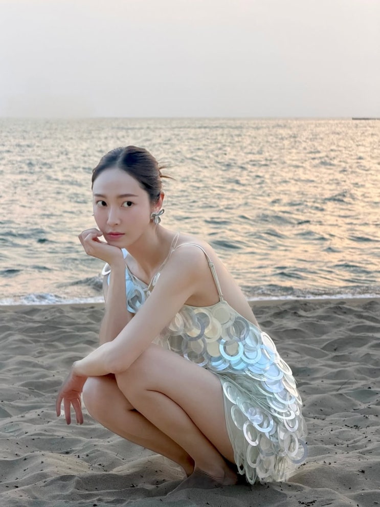  제시카, 비키니처럼 등이 훤희 보이는 파격적인 백리스 드레스룩 화제