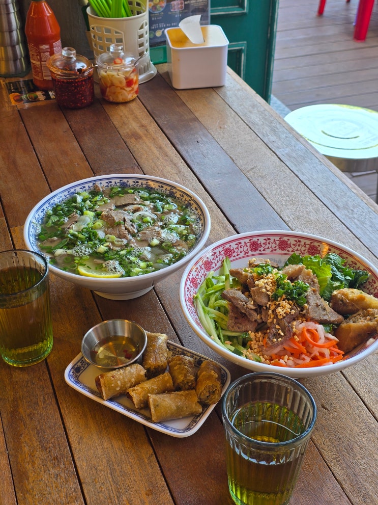  보라매공원 맛집 포옹남, 베트남 현지 야시장 감성 그대로 담은 쌀국수 후기
