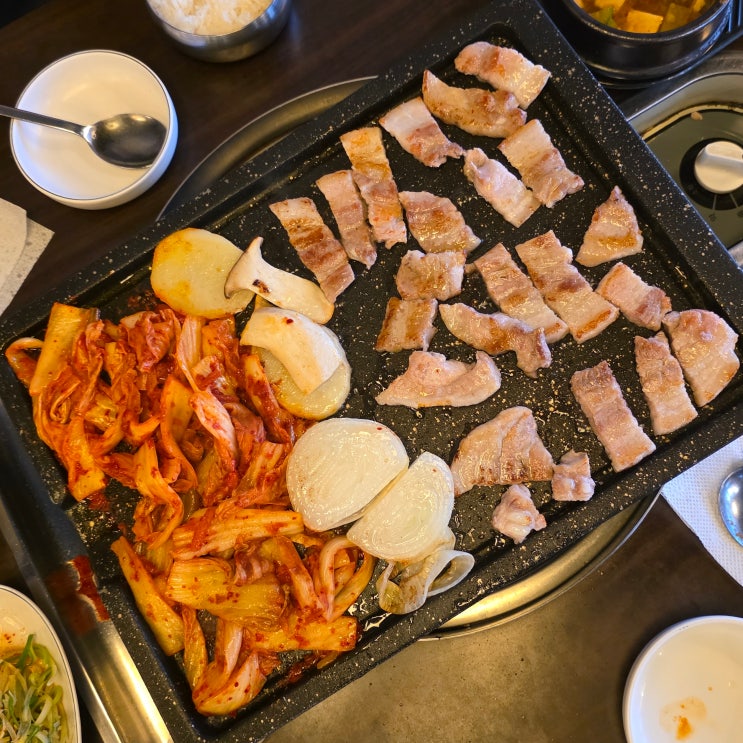  [압구정 떡쌈시대] 떡쌈돌김치삼겹: 김치 삼겹살 맛집