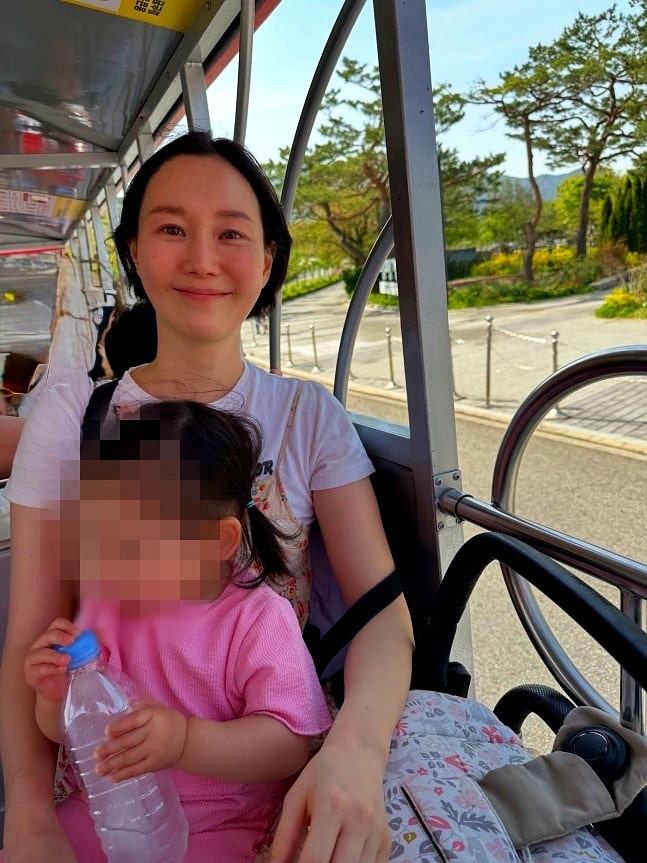 이유영 둘째 임신으로 9월 출산 준비, 붕어빵 첫째 딸과 봄 나들이 사진 공개해 훈훈 모녀