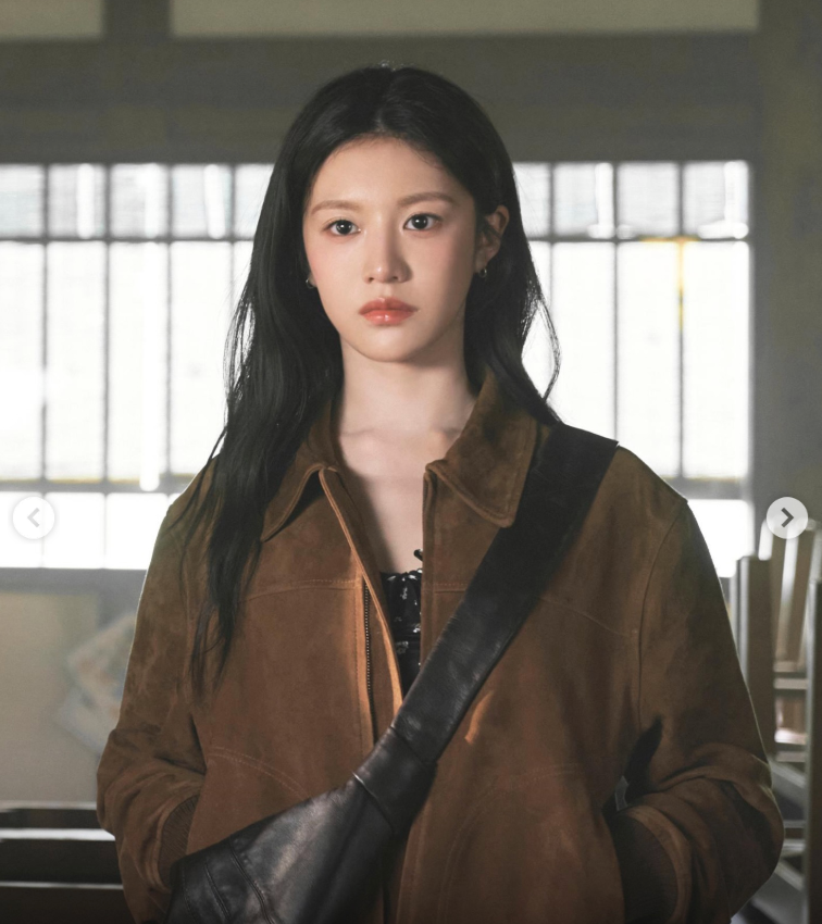 모자무싸 고윤정 스웨이드 자켓 스타일, 브라운 블루종 하나로 로맨틱 무드 완성하는 법