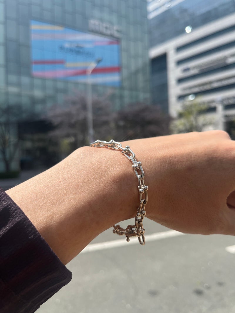 은은하지만 확실한 존재감 — 티파니앤코 하드웨어 팔찌 리뷰