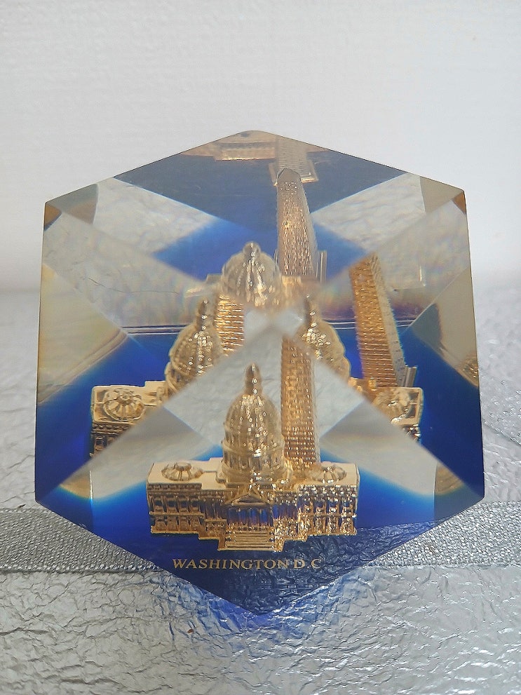 워싱턴 D.C. 루싸이트 문진 검색해 보다 든 생각 (Thoughts after searching for Washington D.C. Lucite Paperweight)