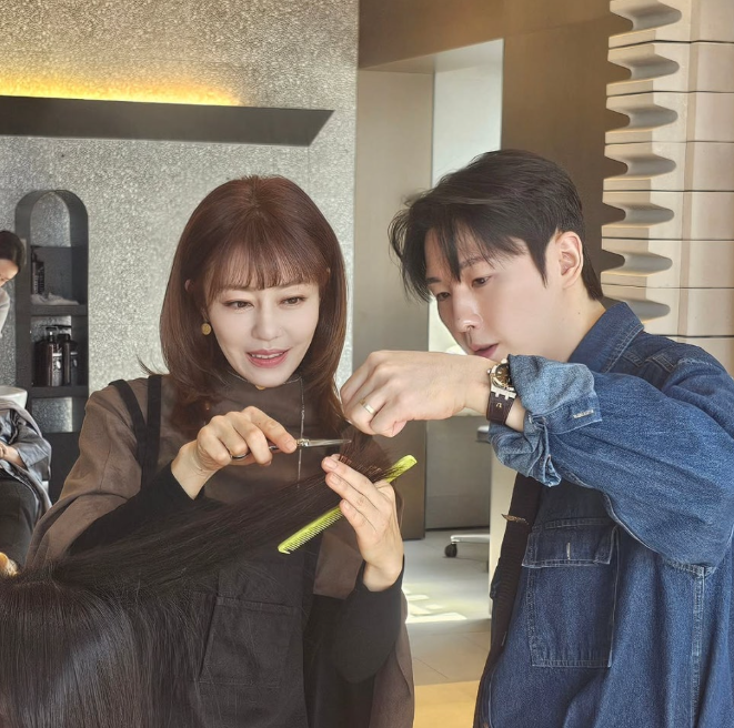 쥬얼리 이지현 미용실 오픈, 예약 폭주… 하지만 엇갈린 반응?