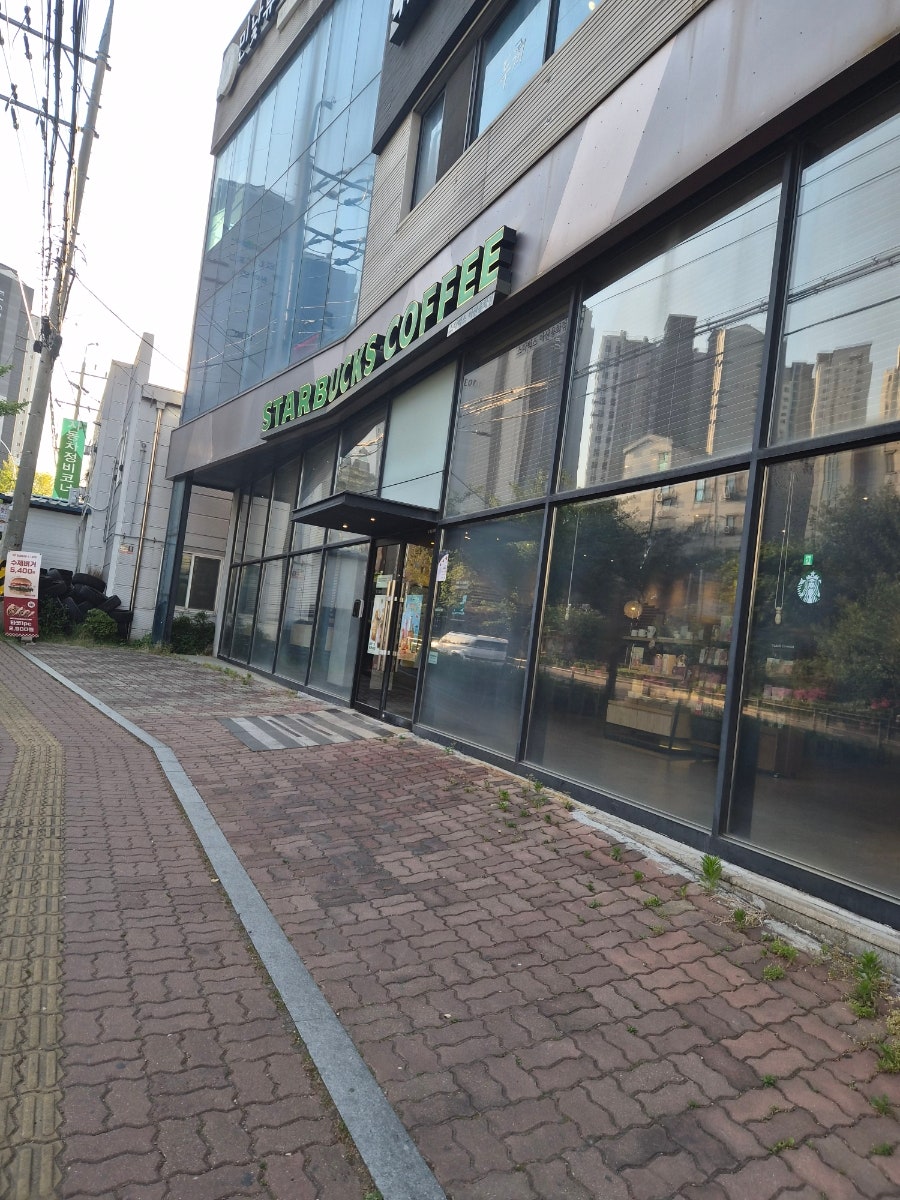 스타벅스 아산용화점 사진 1