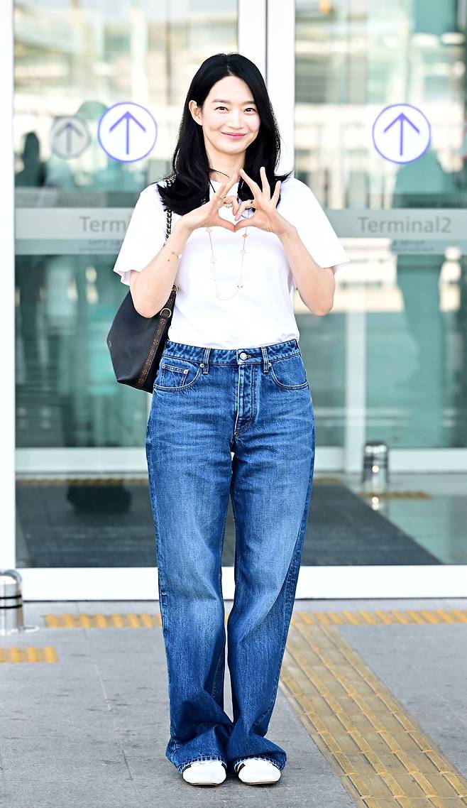  루이비통 멀티패스 백 & 컬러 블라썸 주얼리 신민아 공항패션 정보