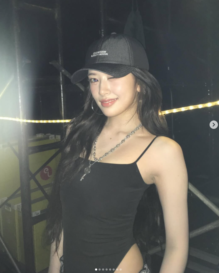  안유진님 바디수트 코디, 허리 라인 하나로 시선 강탈하는 비결은?