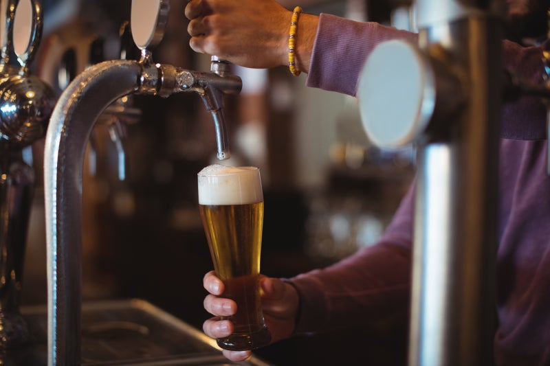 캠핑에서 맥주 즐기는 콘텐츠 이미지