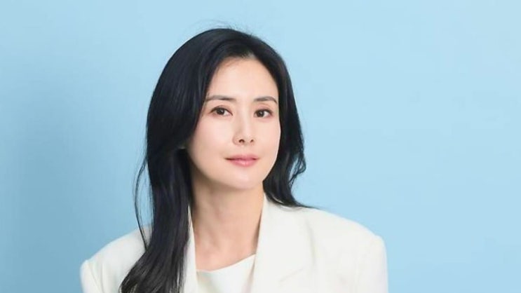   “집에 결혼사진 처음 걸었다”…최정윤 재혼 근황, 더 행복해 보이는 이유
