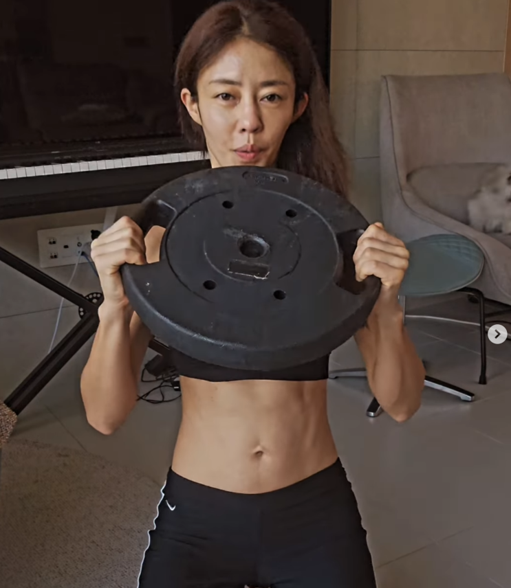  이지현, 180도 스타일 변신! 고급스러운 웨이브 헤어로 리즈 미모 경신