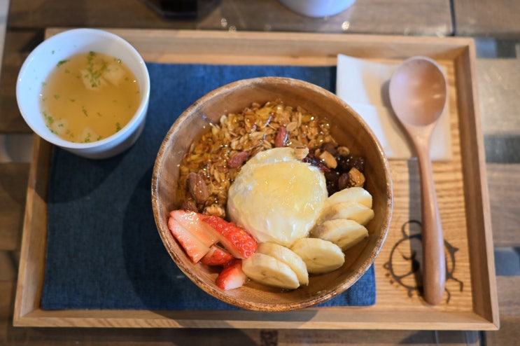  나고야 후시미역 your, gurt & granola cafe 요거트 그래놀라 브런치