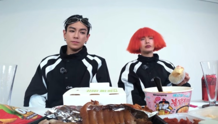   가수 탑(T.O.P) & 나나, 커플룩 입고 ‘어색한’ 먹방 라이브? 독특한 케미 폭발