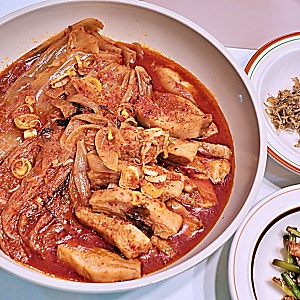 강민경 항정살 김치찜 레시피 주말 저녁메뉴 추천하는 녹진한 묵은지김치찜 만드는 법