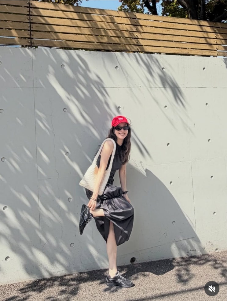  아모멘토 나일론 셔링 스커트 넷 플랫 가방 정려원 미니멀룩 코디