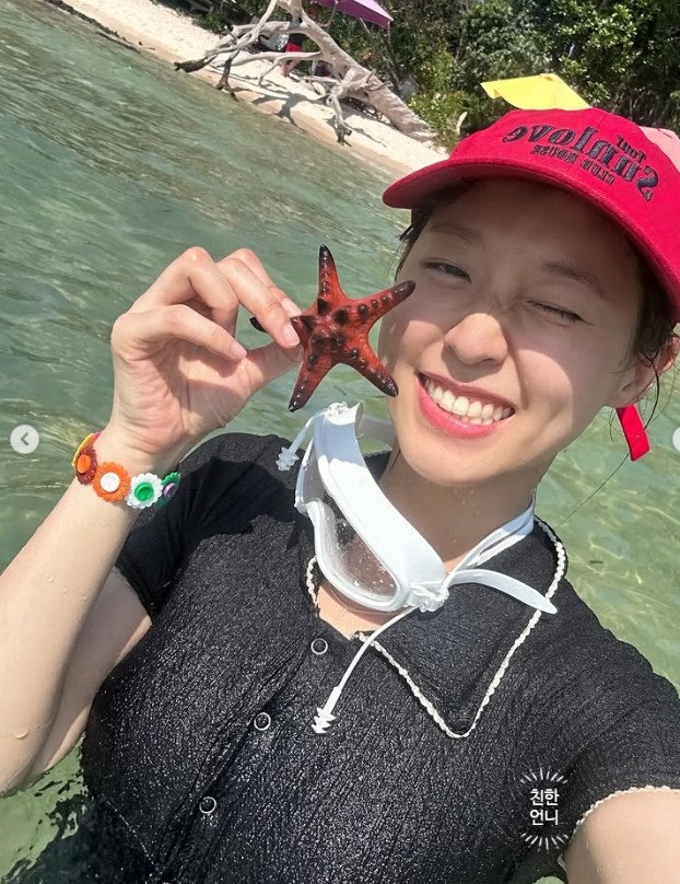  몸매가 다한 설현 휴양지 수영복 비교 (블랙 모노키니 vs 레드 비키니)
