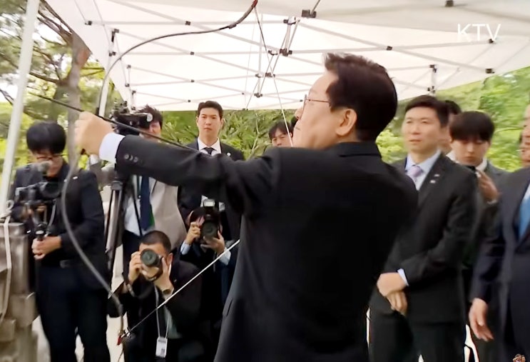 이재명 <b>대통령</b>, 충무공 탄신일 맞아 궁도대회 참관…활 쏘며 <b>응원</b>