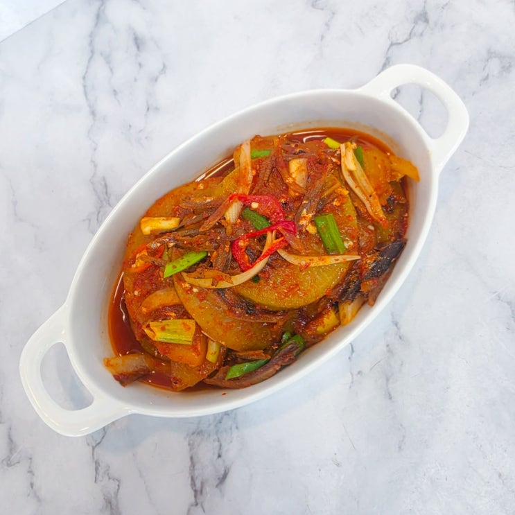  멸치 무조림 만들기 무는 얇게 썰면 간편하고 두껍게 썰면 맛있어요!