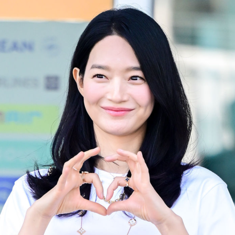 그냥 흰티에 청바지인 줄 알았는데..온몸에 휘감은 주얼리만 1억 넘는 여배우 반전 루이비통 ....