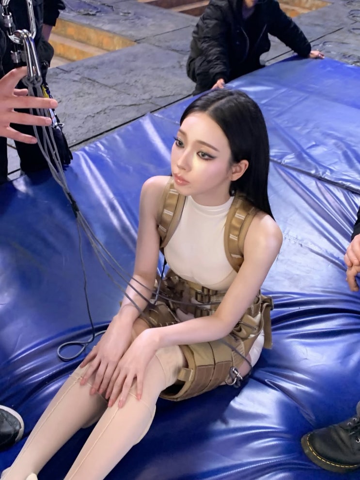  AI도 질투할 비주얼 에스파 카리나, 파격 의상과 미모로