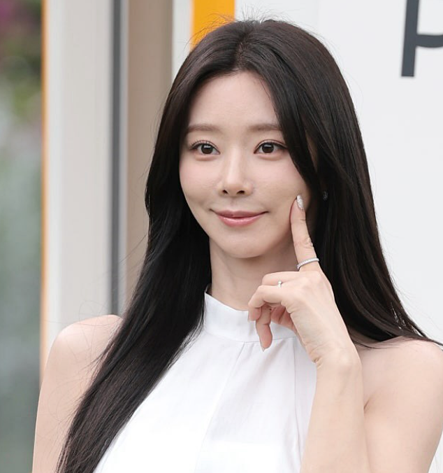 Lee Joo-bin's Recent Look in a White Dress: Is Her Actual Height 161cm, Not 170cm? Her Proportions at the Event Draw Attention
