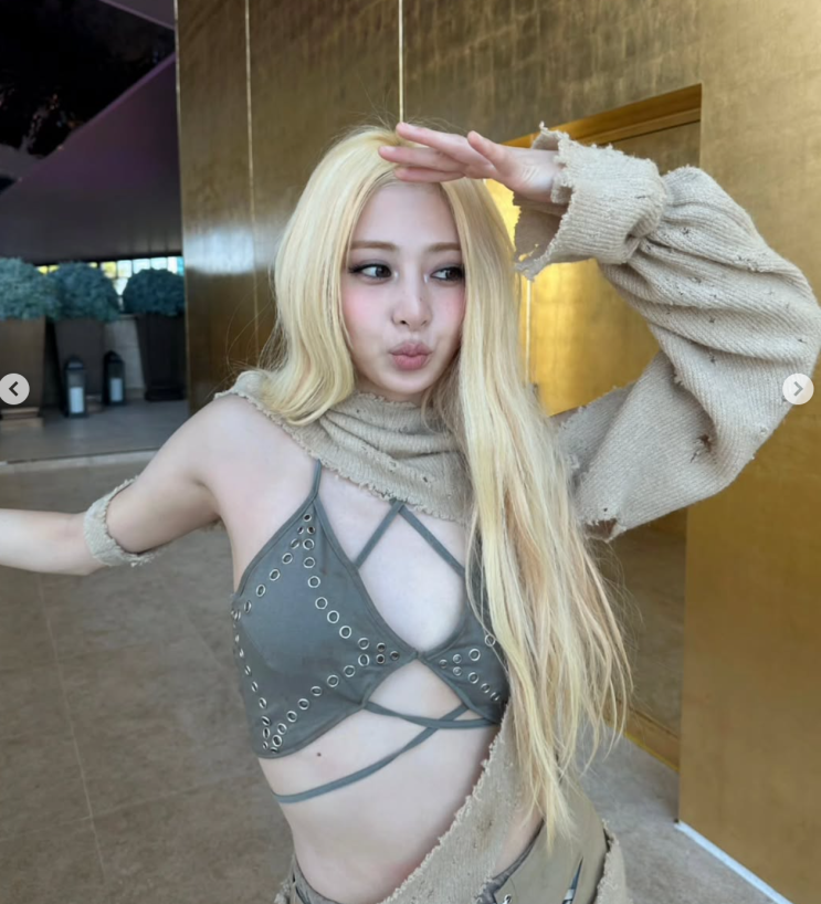  허윤진, SF 주인공 같은 파격 패션으로 컴백 예고!