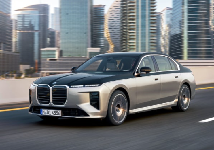   720km 주행 실화?! 역대급 변신한 더 뉴 BMW 7시리즈의 압도적 위엄